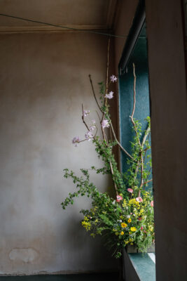 Rachel's wild flowers perfectly complement the strong dramatic colours of Haar Architects minimal interior in Edinburgh. British Flowers Week 2021. Solen Photography