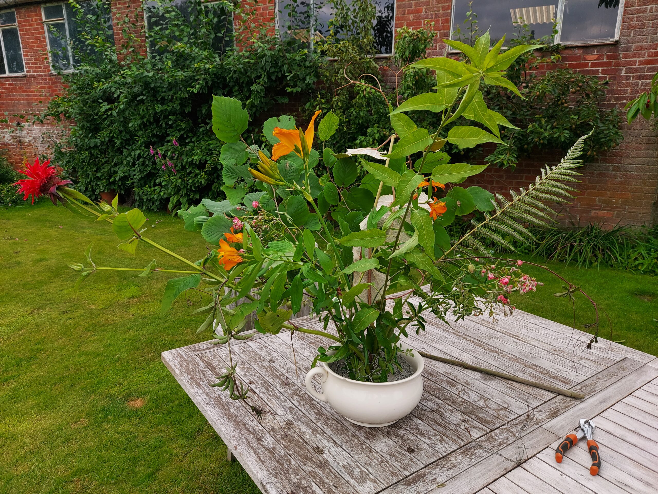 Using chicken wire as an alternative to floral foam can support long and top-heavy stems even when using a comparatively shallow vessel