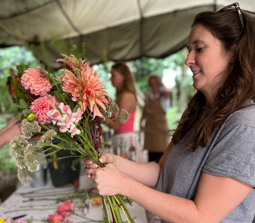 Flower arranging workshop making hand tied bouquets with locally grown flowers. Cotswold Country Flowers, Gloucestershire. Photo credit: Zara Davis Photography