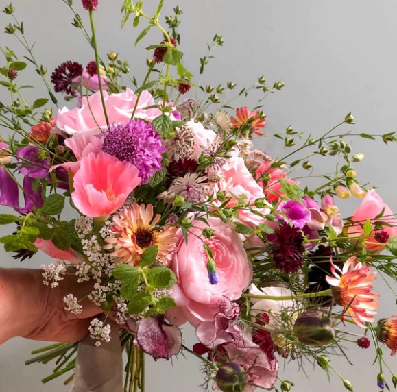 Hand tied bouquet workshop with maria heywood of the flower patch at barnsdale gardens